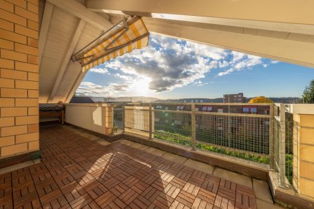 Gedeckter Balkon mit Aussicht