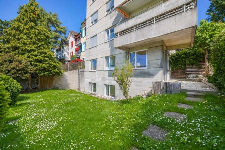 Garten und gedeckter Sitzplatz