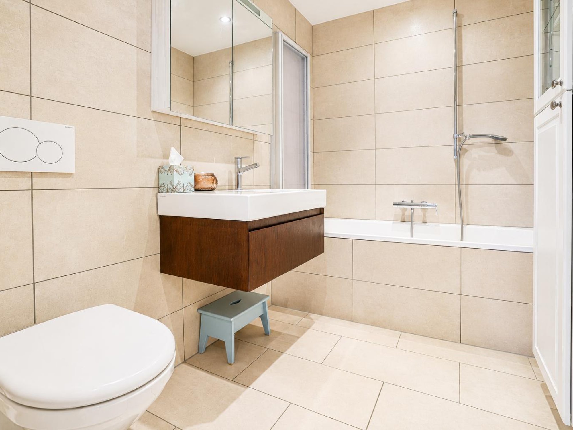 Badezimmer mit Badewanne 
