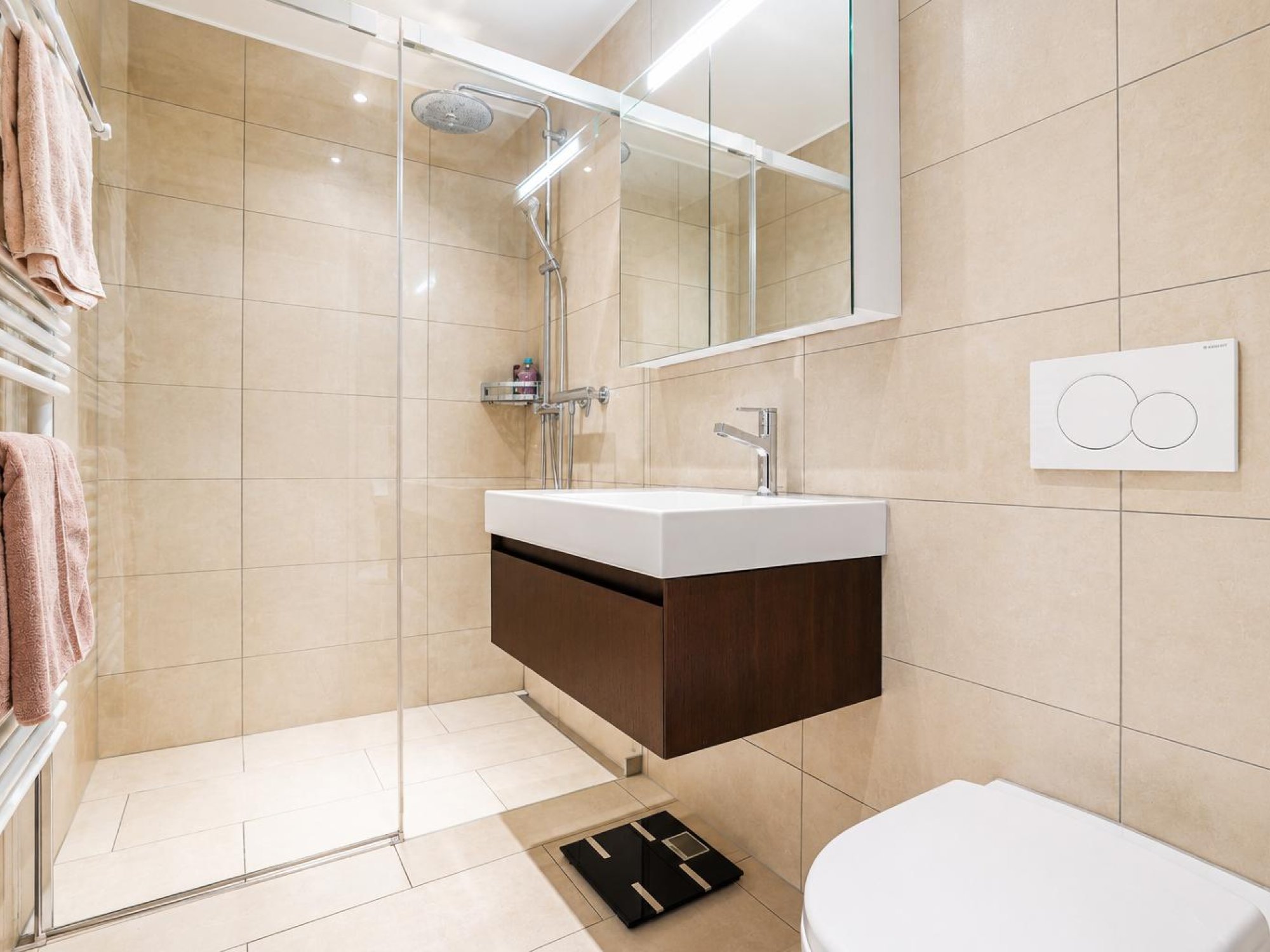 Badezimmer mit Dusche 