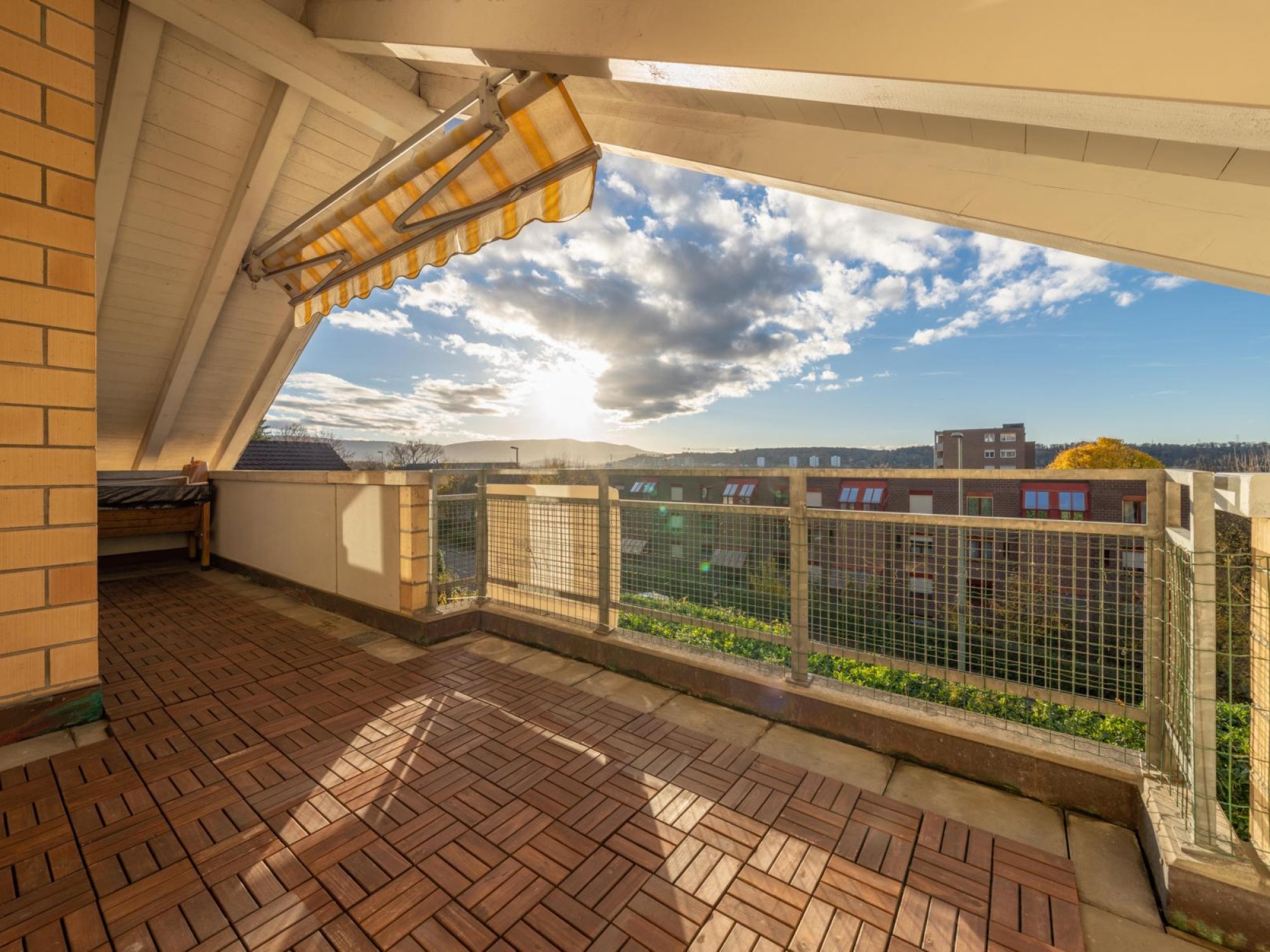 Gedeckter Balkon mit Aussicht