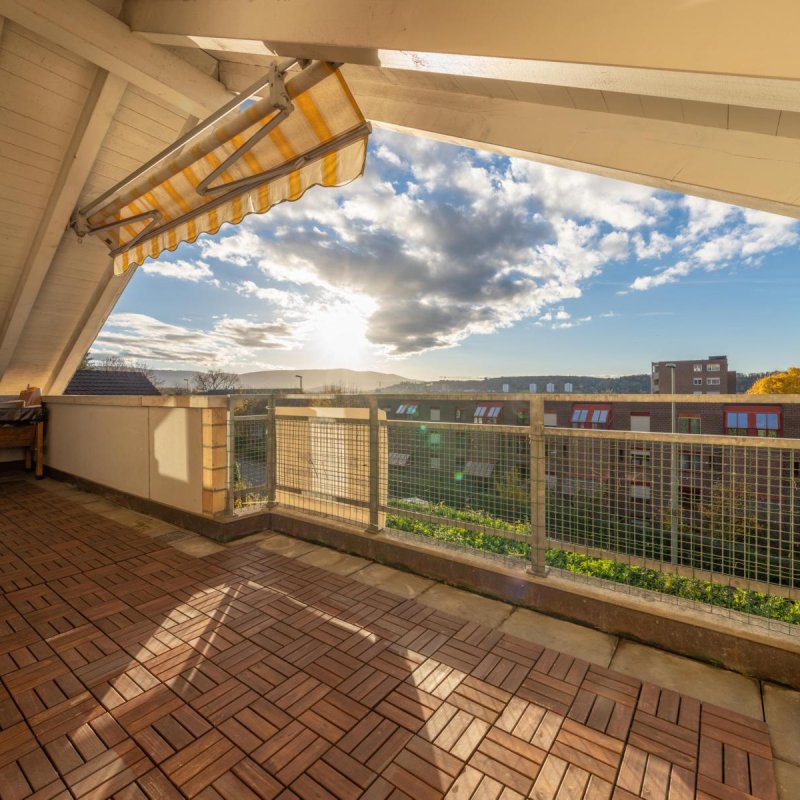Gedeckter Balkon mit Aussicht
