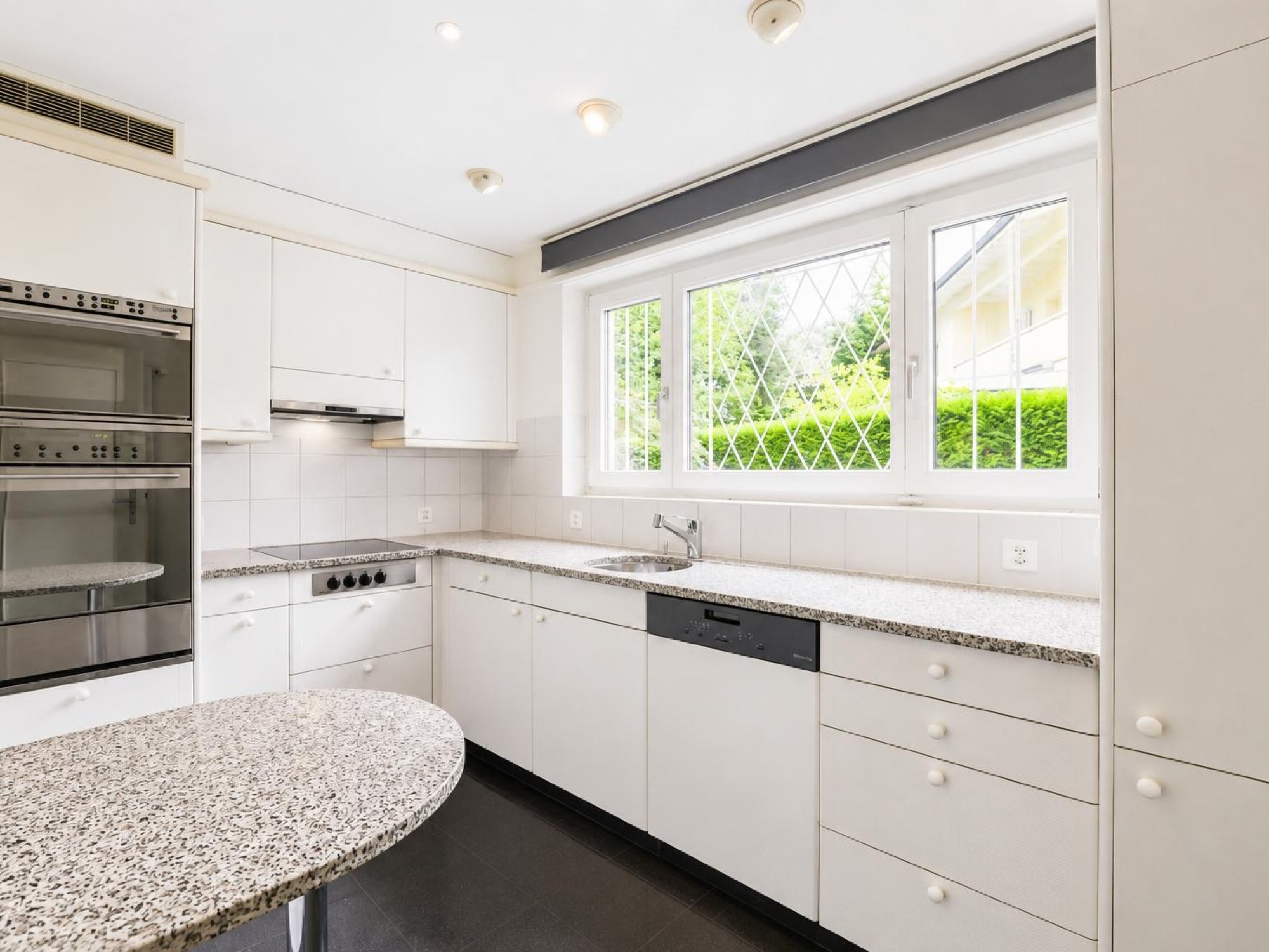 Küche mit Geschirrspülmaschine, Kühlschrank, Combi-Steamer, Backofen, Granitabdeckung