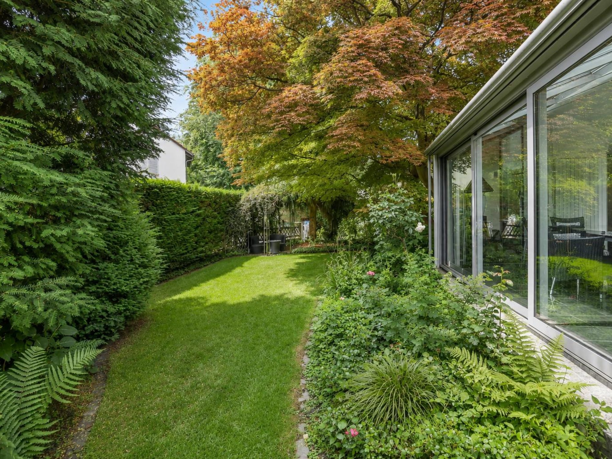 Seitliche Gartenfläche 