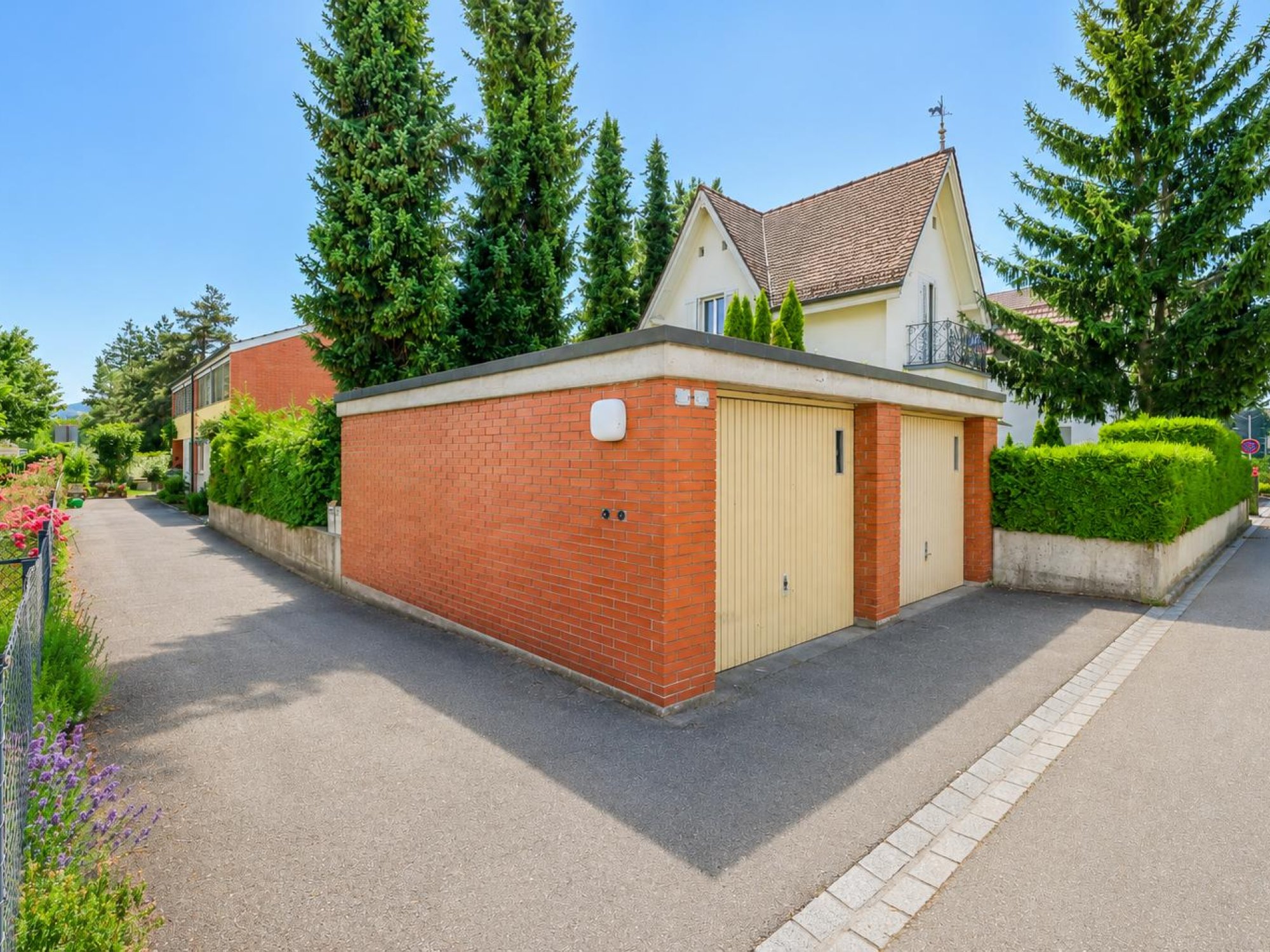 Eine dazugehörige Garage (Nr. 8d, rechte Garage im Bild)