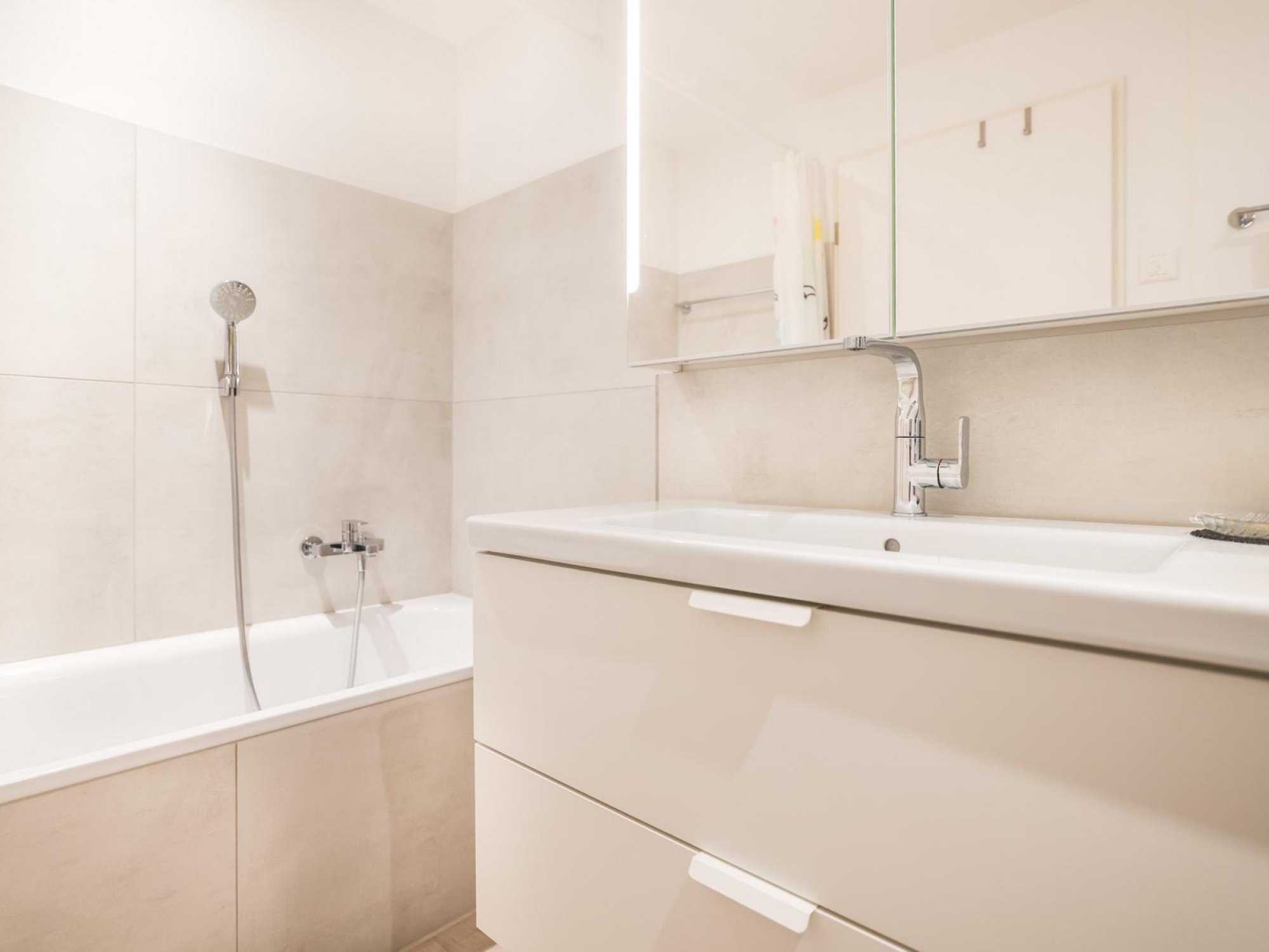 Badezimmer mit Dusche, Badewanne und Waschturm