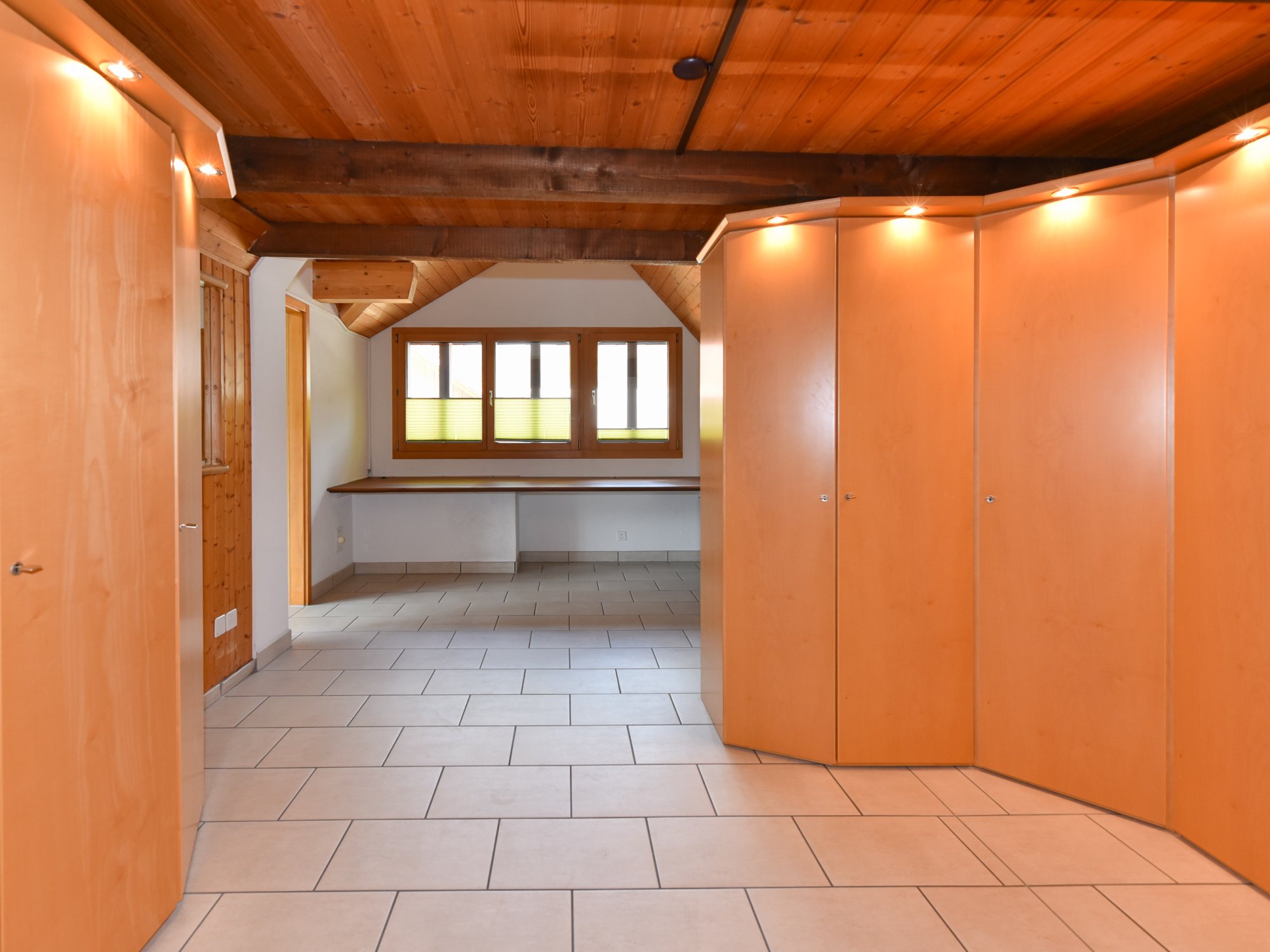 Ankleideraum (im Hintergrund Platz für ein mögliches Homeoffice