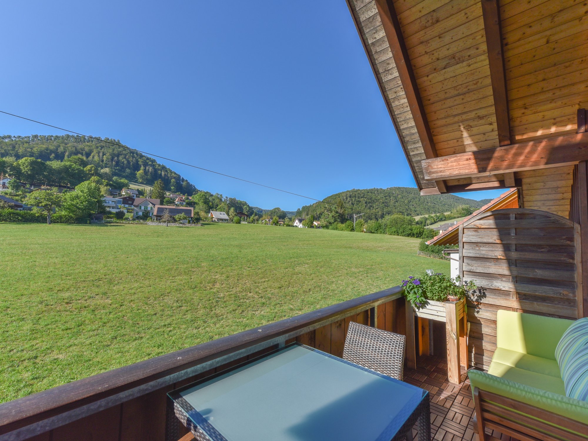 Gemütlicher und gedeckter Balkon
