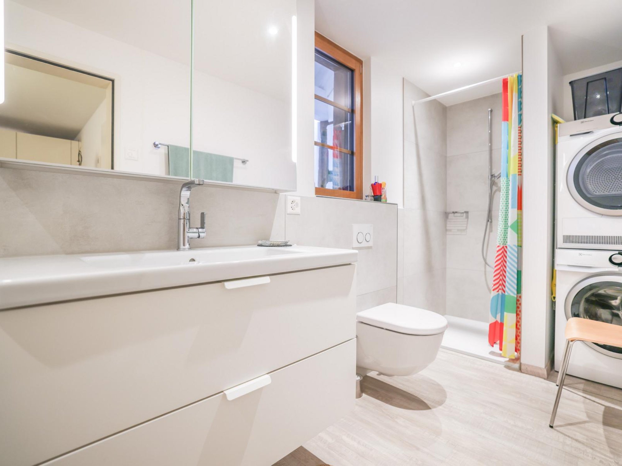 Badezimmer mit Dusche, Badewanne und Waschturm