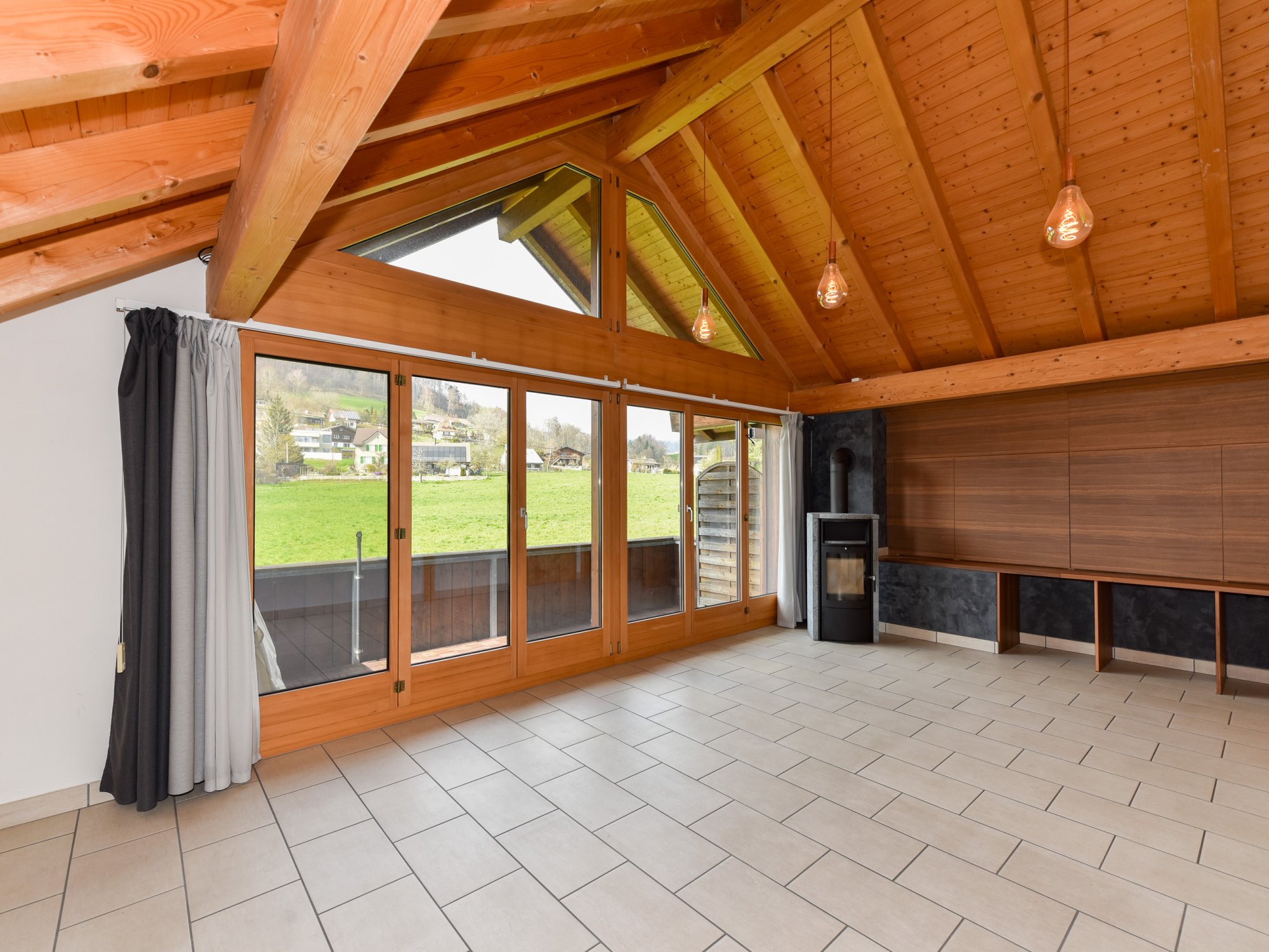Zweiter Wohnbereich mit Balkon, Cheminée und Homecinema-Wandverkleidung