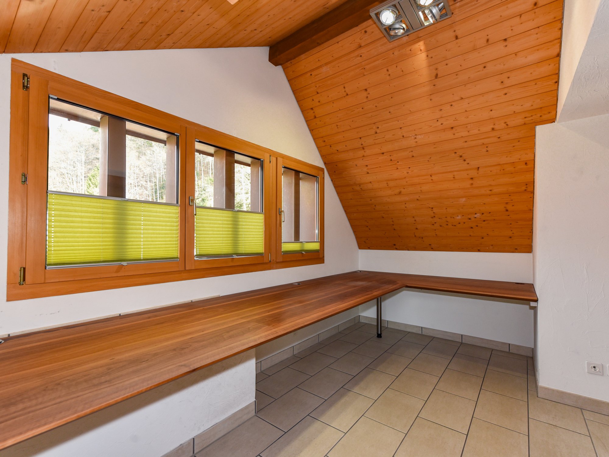 Homeoffice mit eingebautem Nussbaumtischblatt