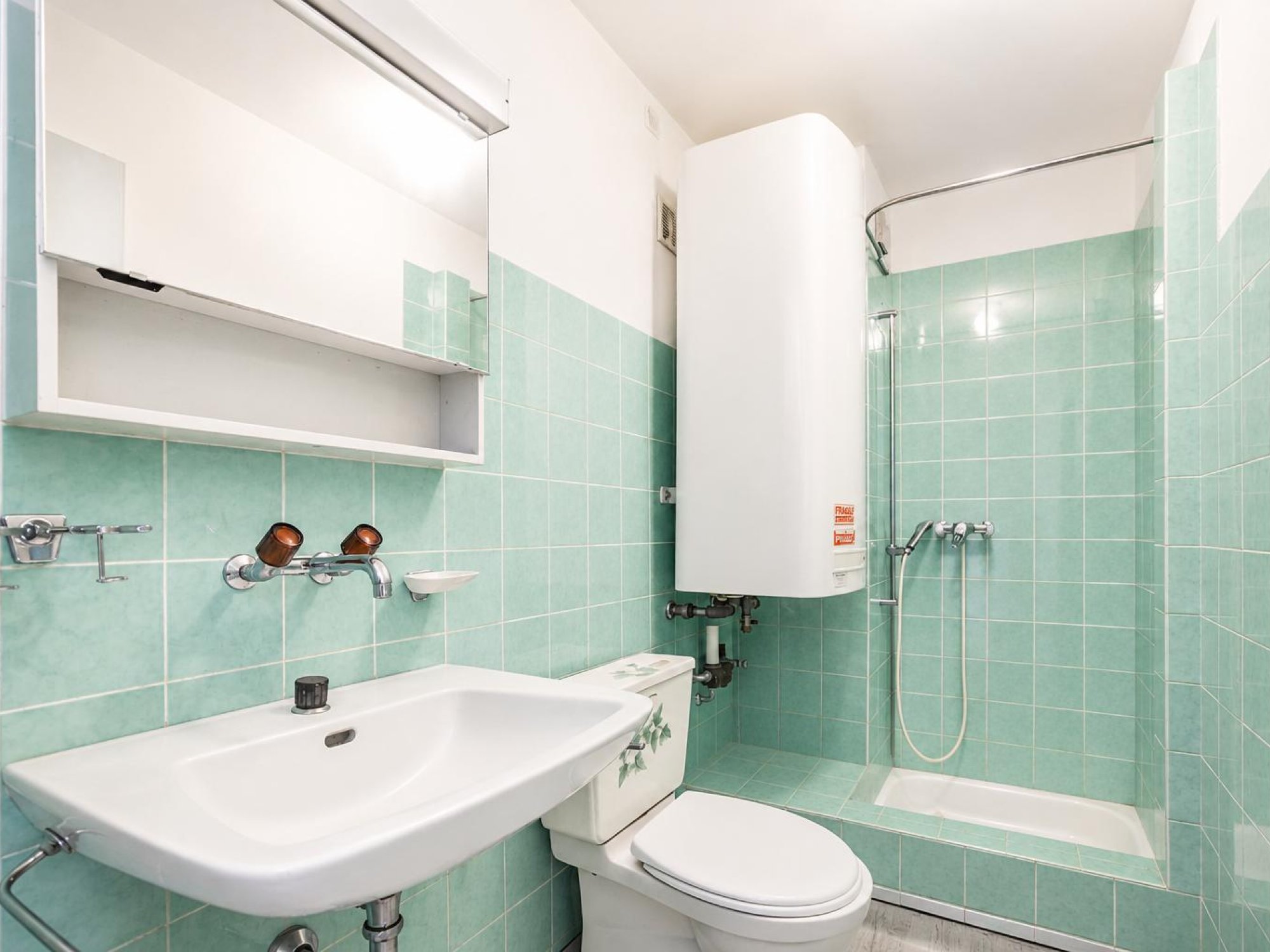 Badezimmer mit Dusche 