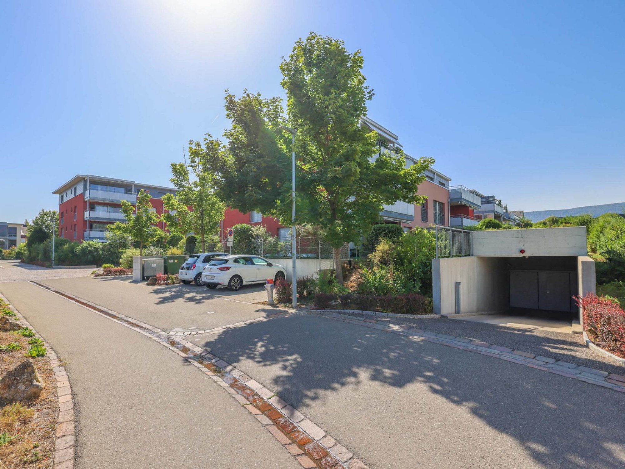 Einstellhalleneinfahrt und Besucherparkplätze