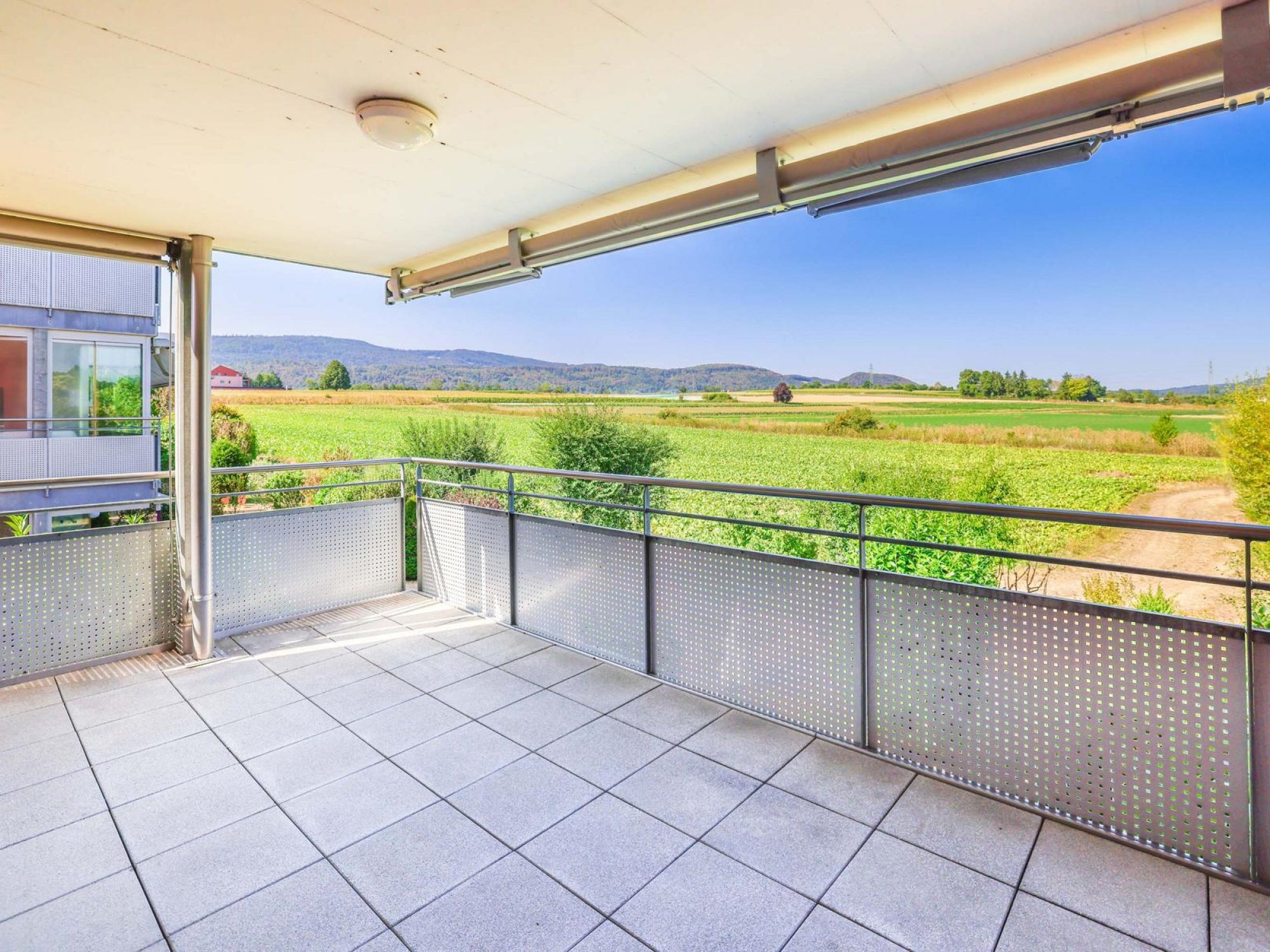 Gedeckter Balkon mit Aussicht