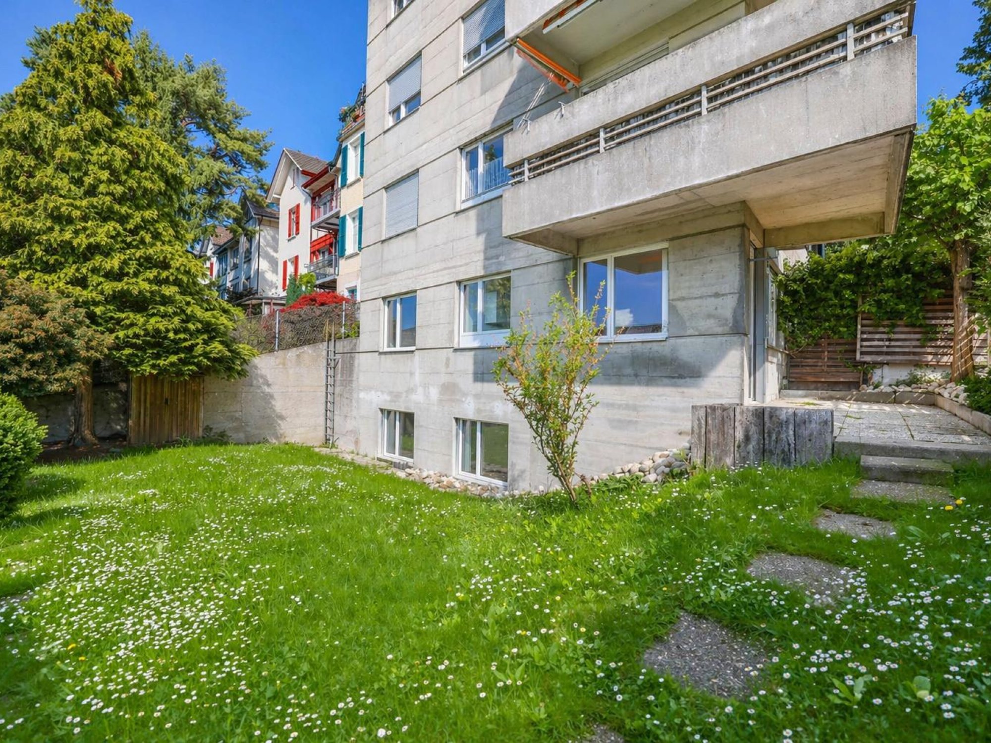 Garten und gedeckter Sitzplatz