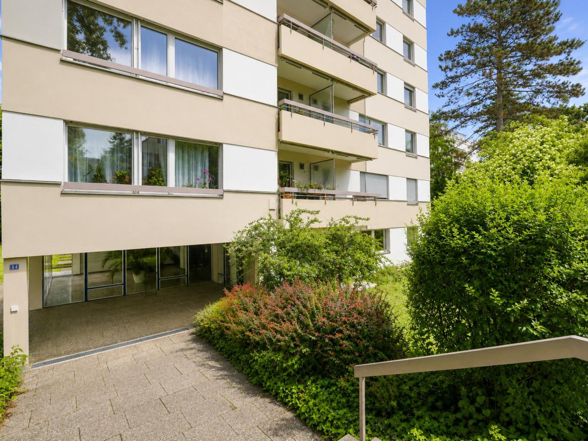 Haupteingang der Liegenschaft