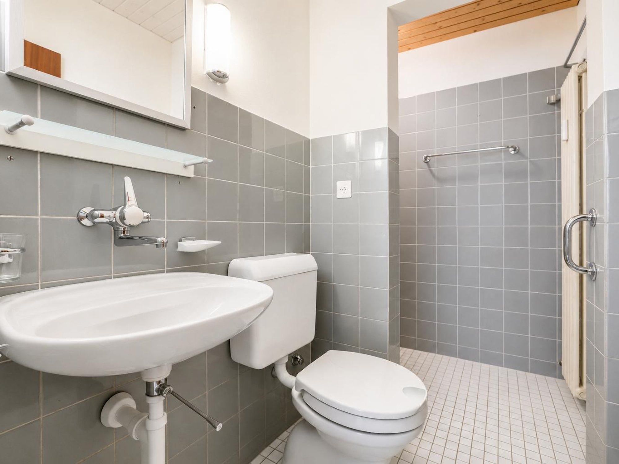 Badezimmer mit Dusche