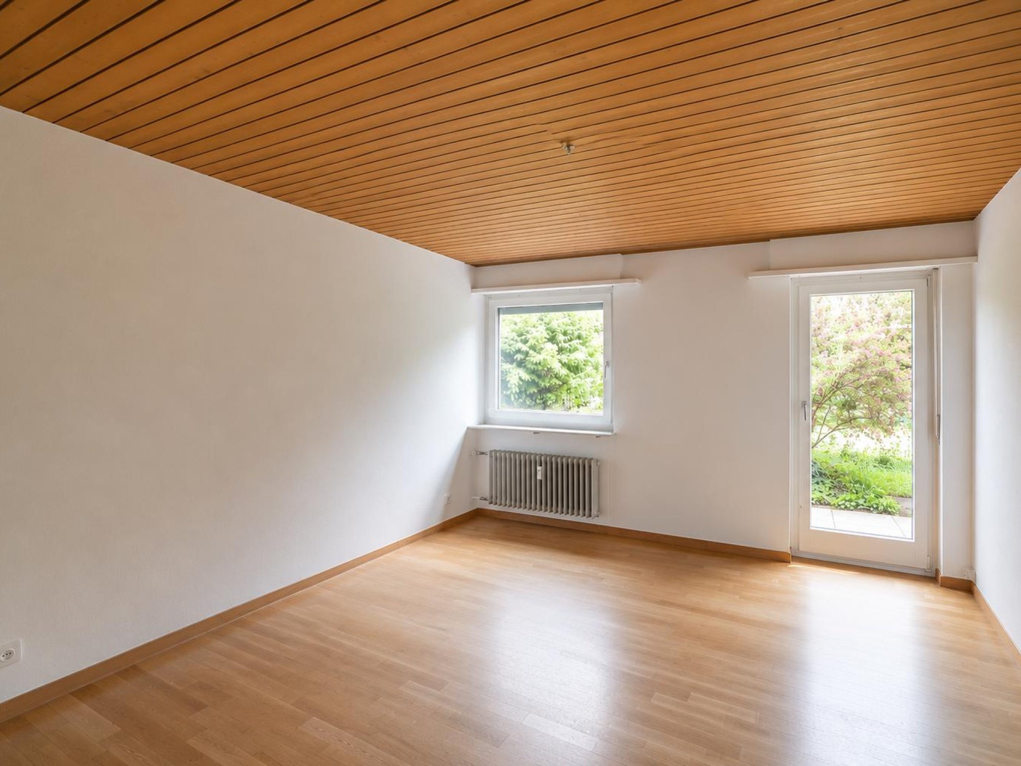 Schlafzimmer mit direktem Gartenzugang