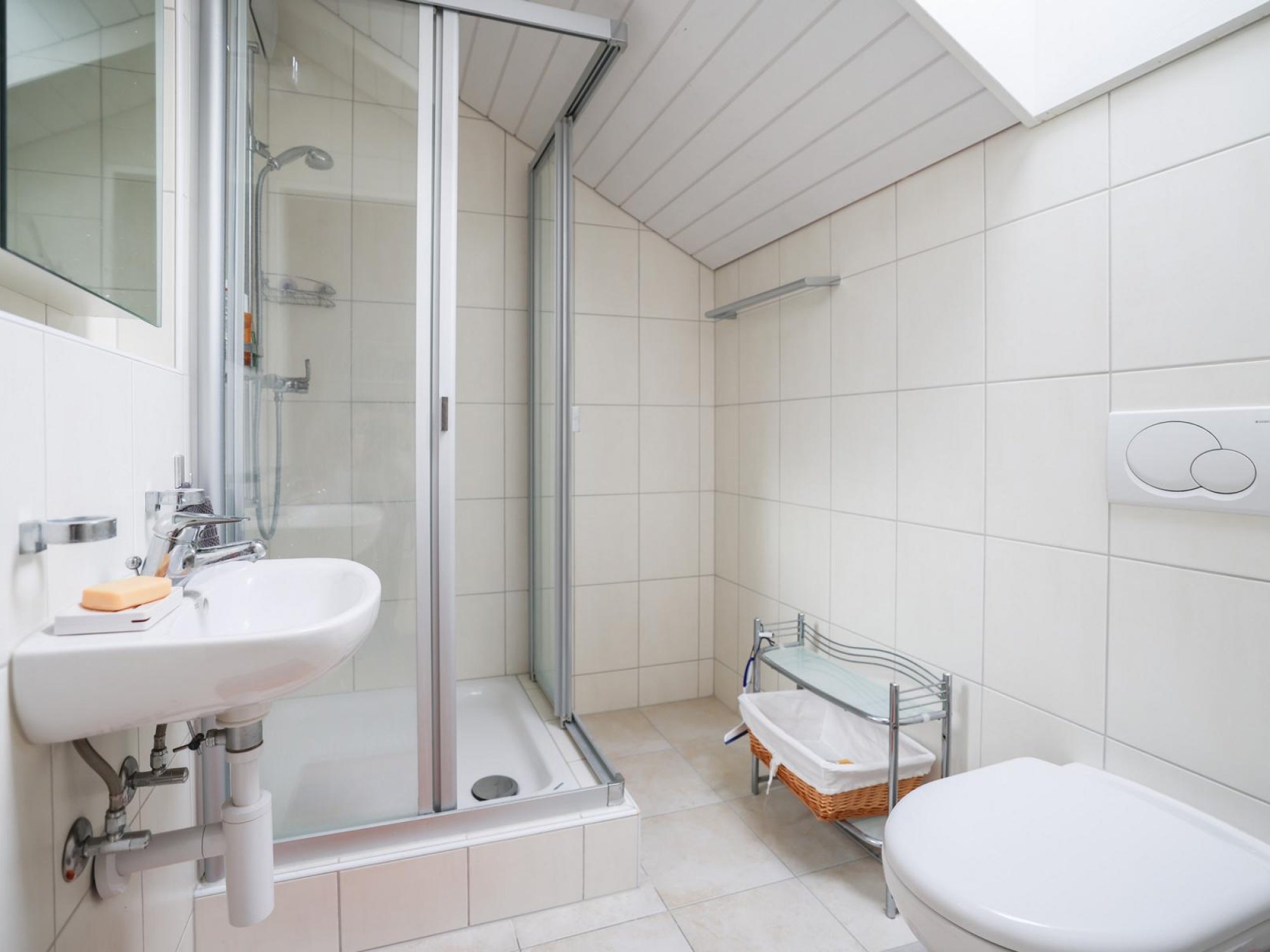 Badezimmer mit Dusche im Dachgeschoss