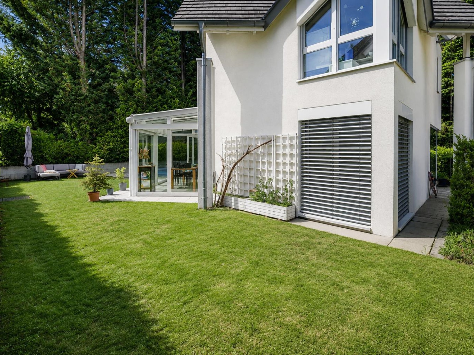 Seitliche Gartenfläche 