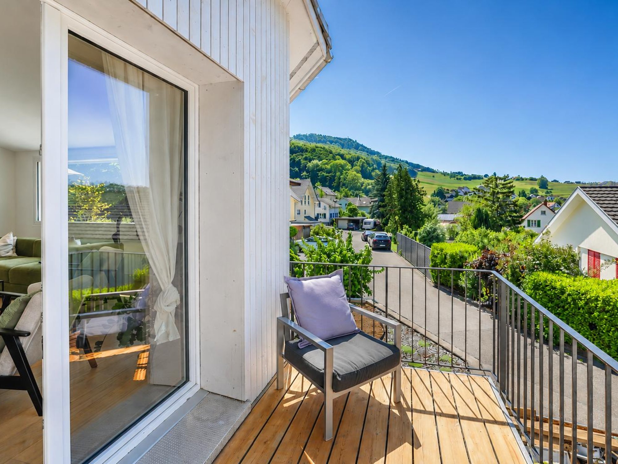 Balkon mit Blick zur Strasse