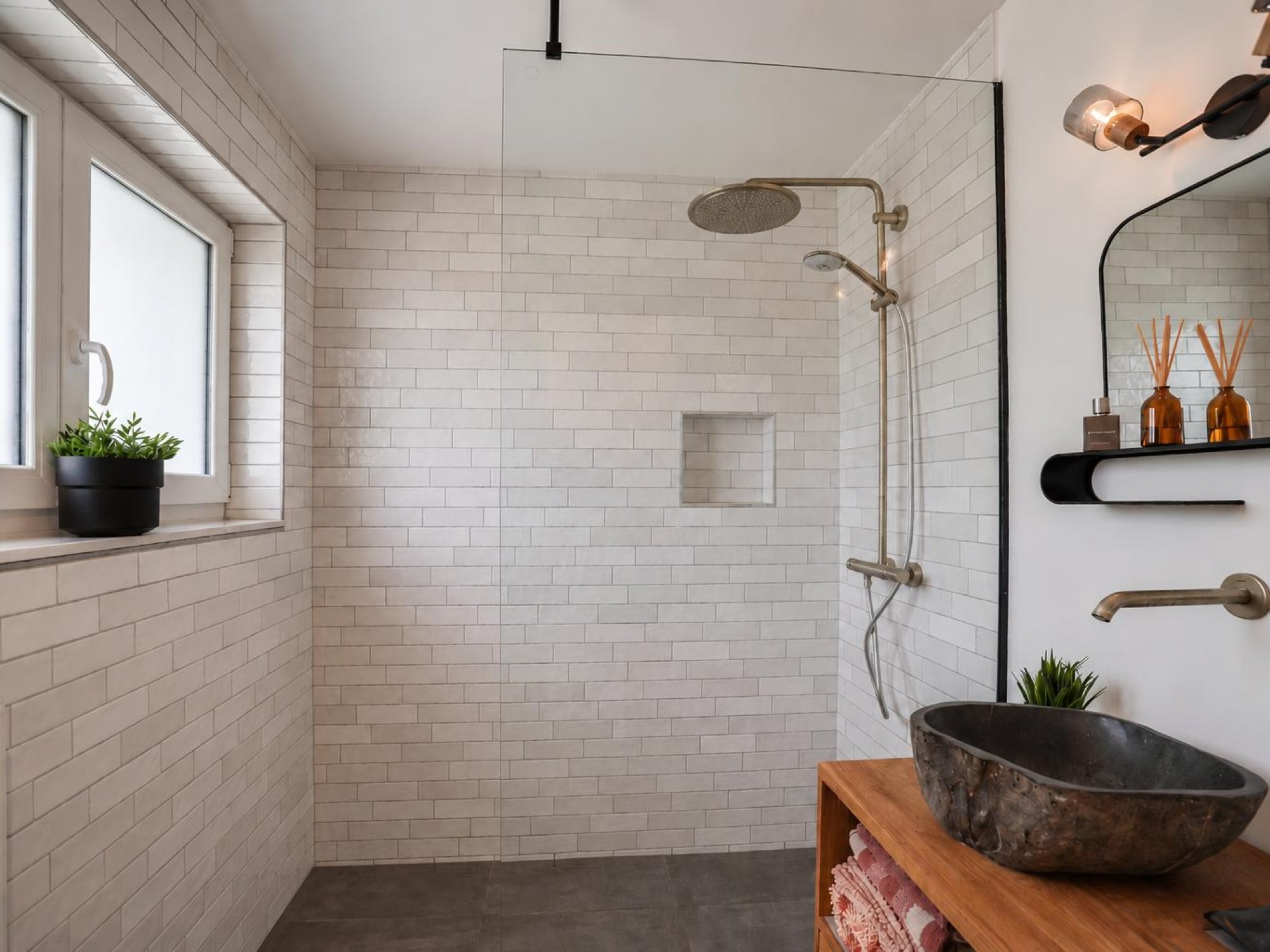 Modernes Badezimmer mit Dusche im EG