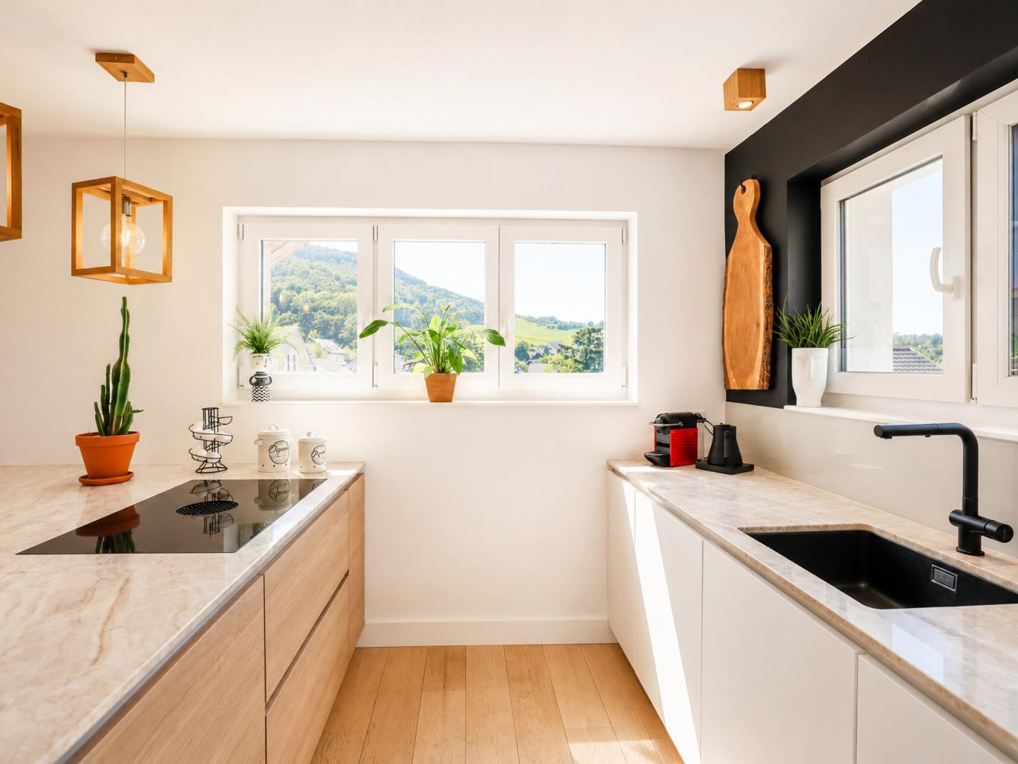 Moderne Küche mit Natursteinplatte