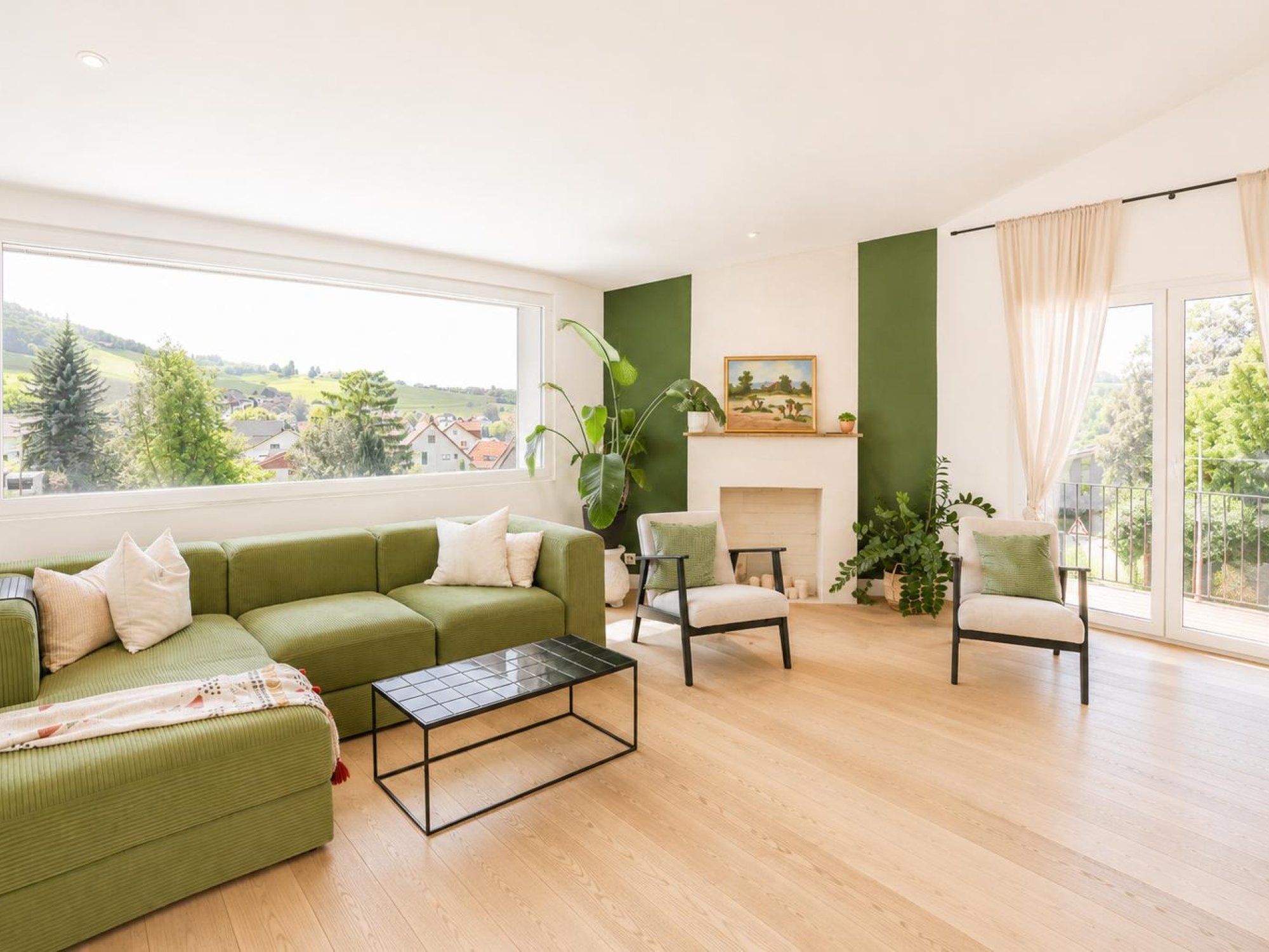 Wohnzimmer mit grossen Fenstern sowie Zugang zur Terrasse