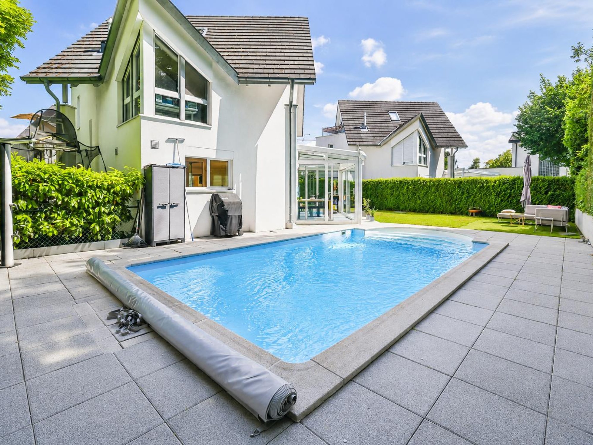 Gartenparadies mit Pool im Sommer