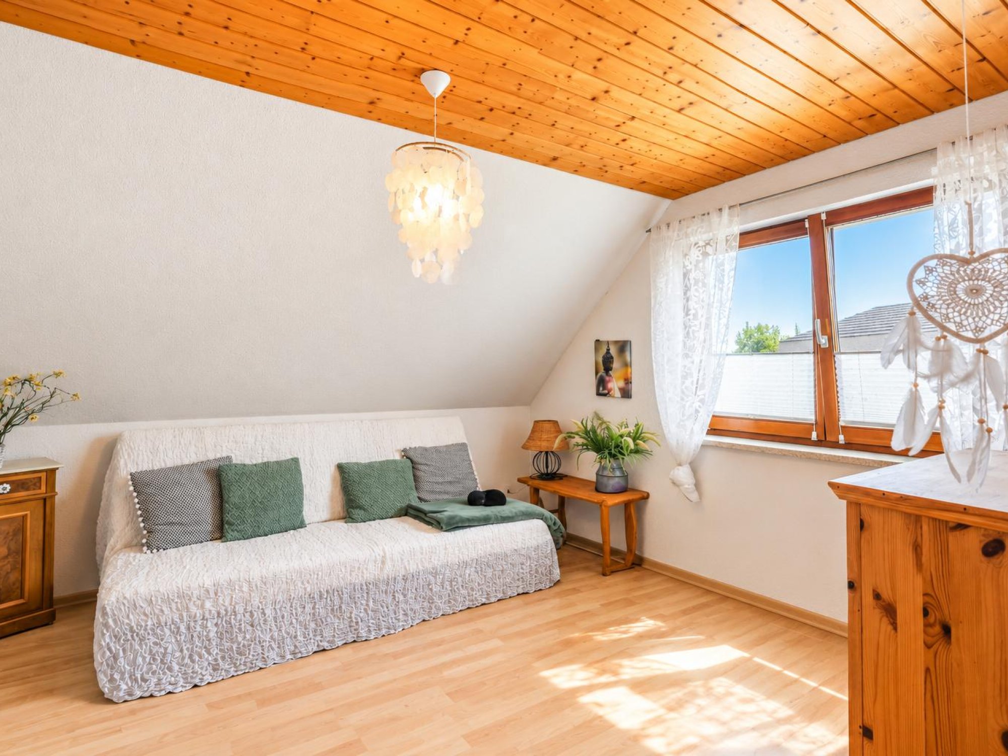 Zimmer mit viel Tageslicht