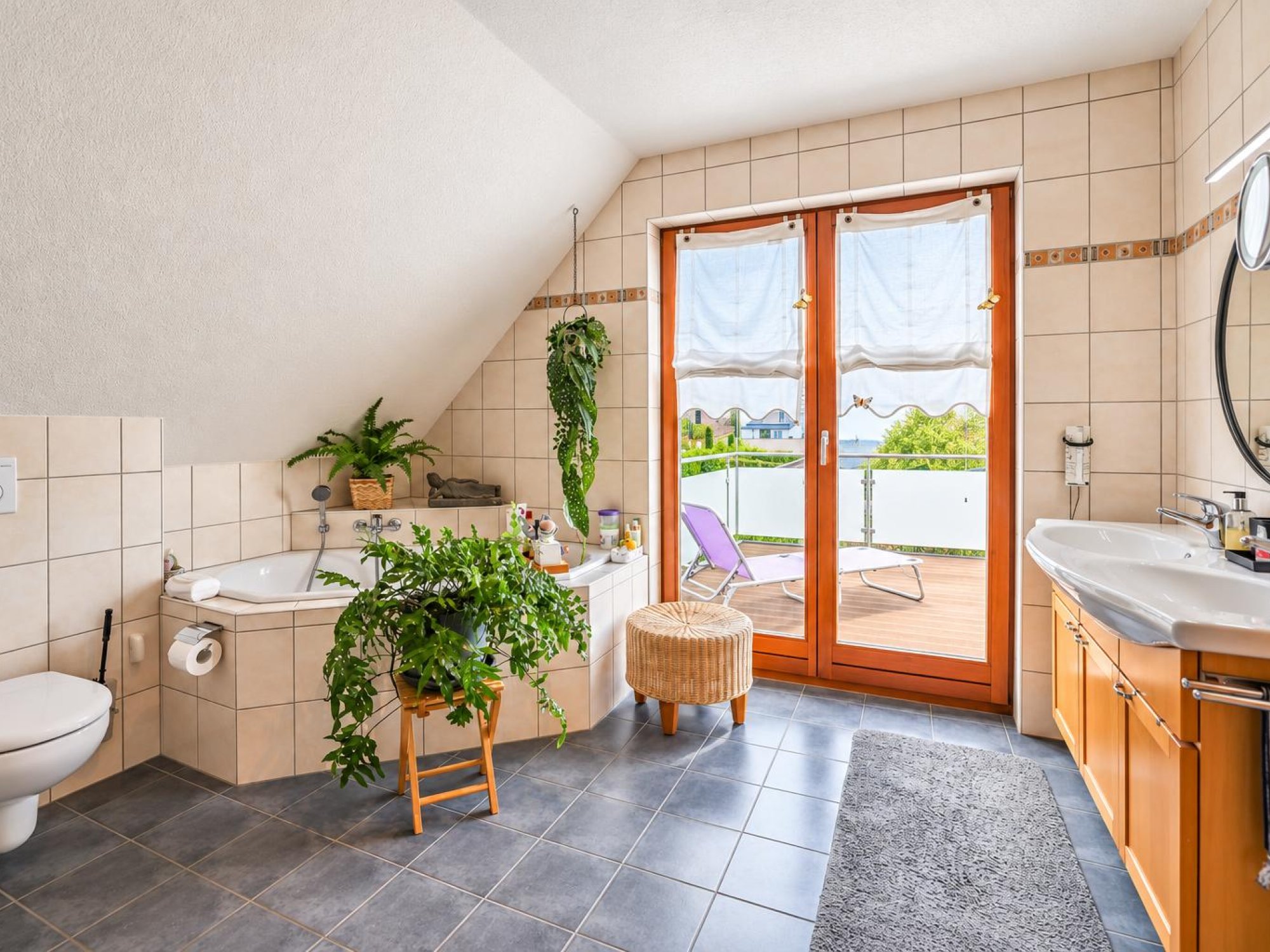 Badezimmer mit Badewanne und Dusche 