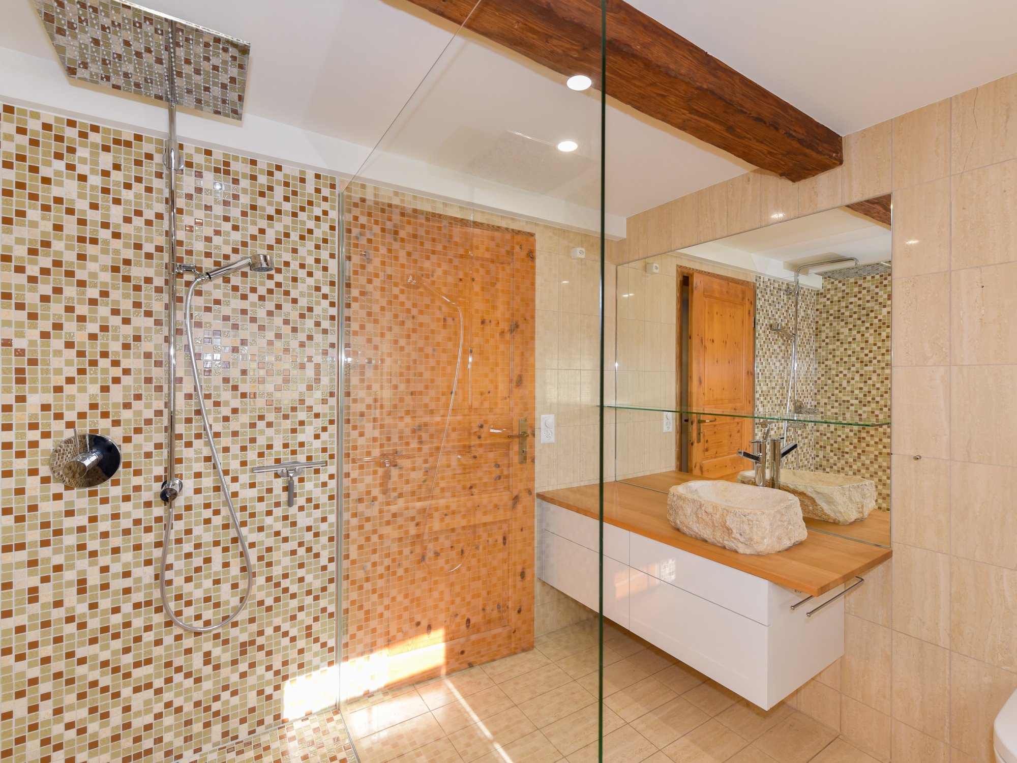 Badezimmer mit grosser Dusche, Lavabo, Toilette im 2.OG (4.5 Zi.-Maisonettewohnung)
