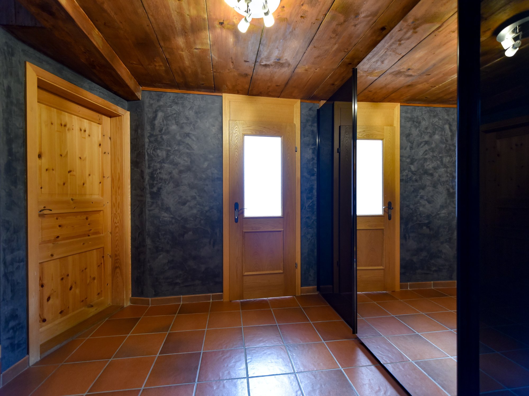 Eingangsbereich mit Einbauschrank, Zugang zu Gäste-Toilette und Wirtschaftsraum