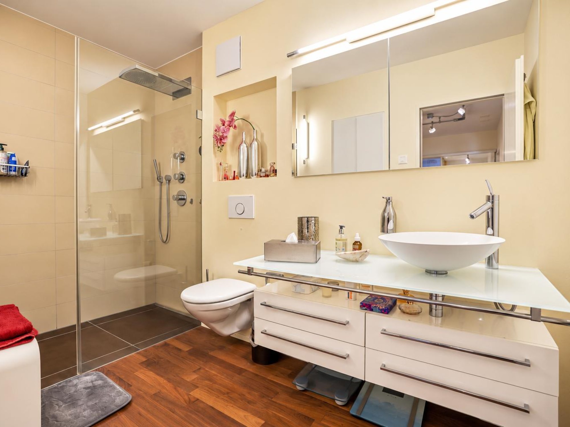 Badezimmer mit Dusche 