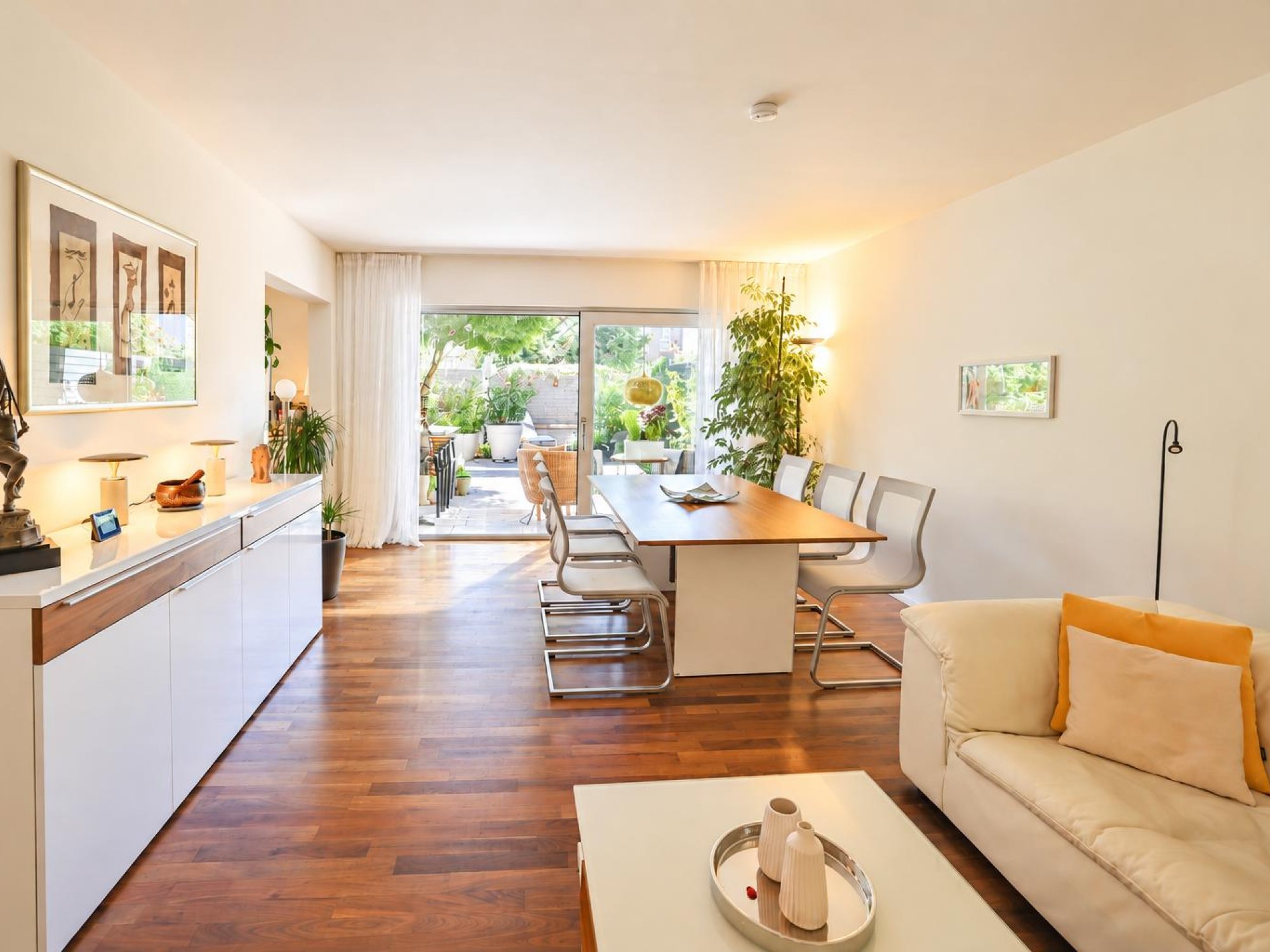 Helles Wohnzimmer mit Gartenzugang