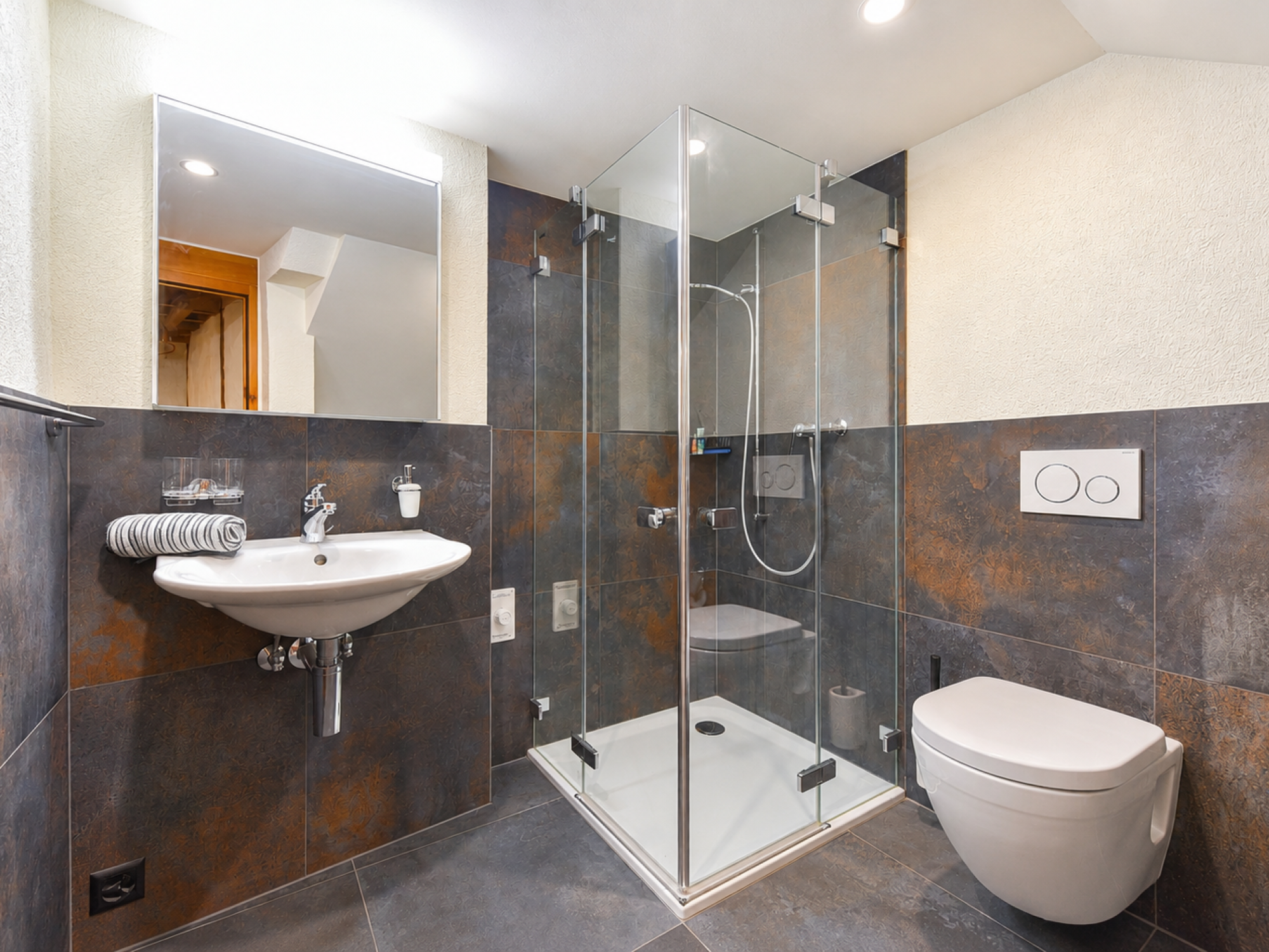 Badezimmer mit Dusche, Lavabo, Toilette und WA (2.5 Zi.-Wohnung 1.OG)