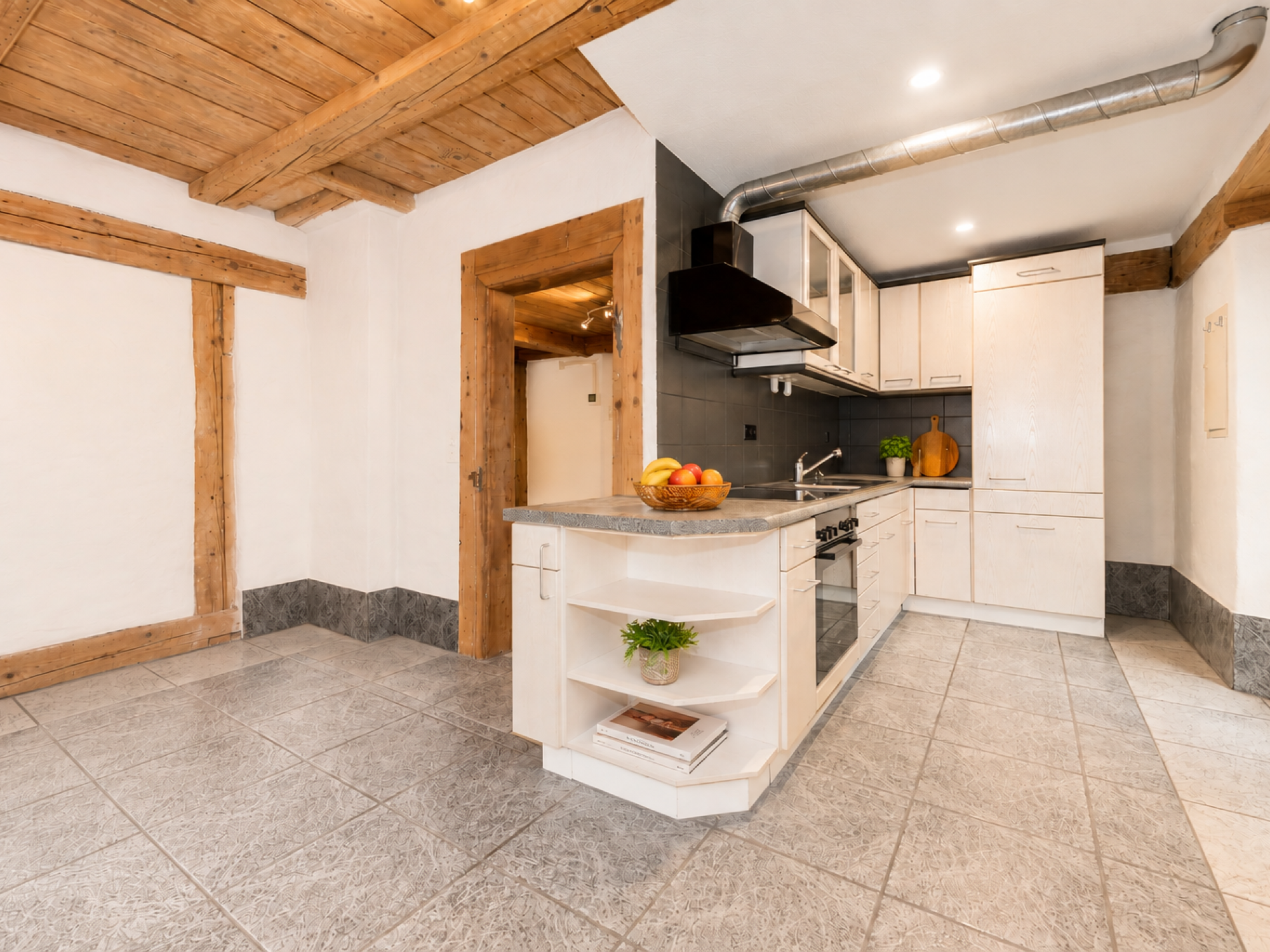 Küche mit Balkonzugang (2.5 Zi.-Wohnung 1.OG)