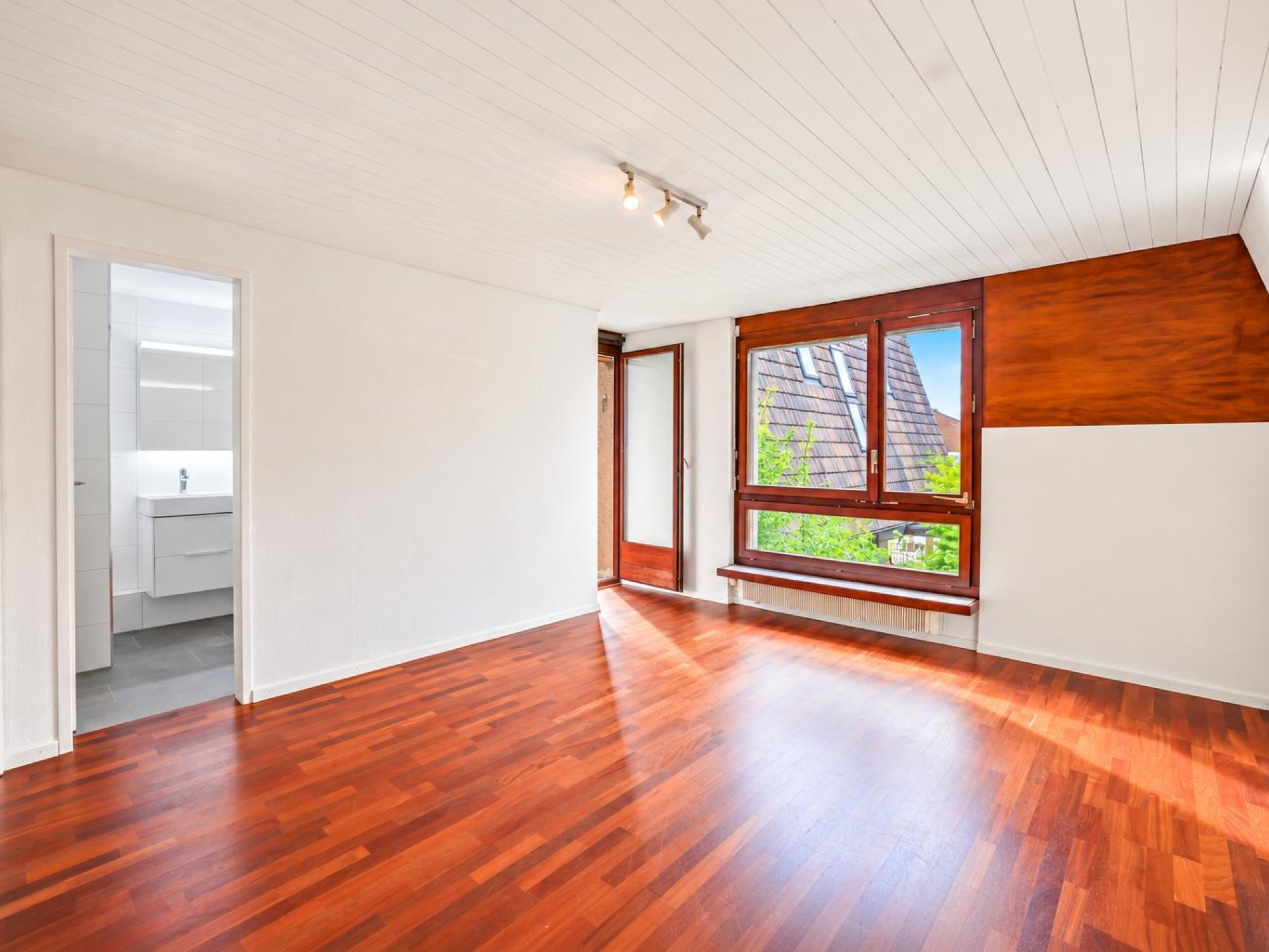 Elternschlafzimmer mit Badezimmer und Balkon im Obergeschoss
